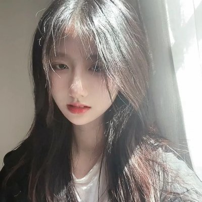 黑瓜吃料网入口 - 某女星被曝前往韩国整容，前后对比惊人